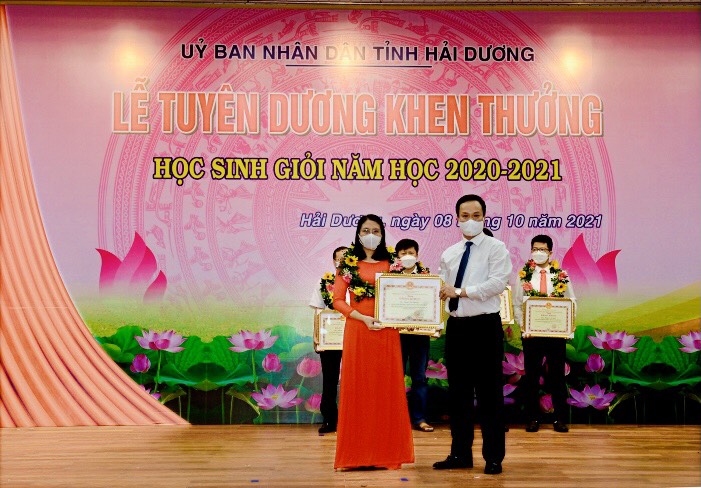 Công đoàn trường THPT chuyên Nguyễn Trãi tôn vinh CĐV tiêu biểu: cô giáo Đặng Thị Nghiệp nhân dịp 20/10/2021
